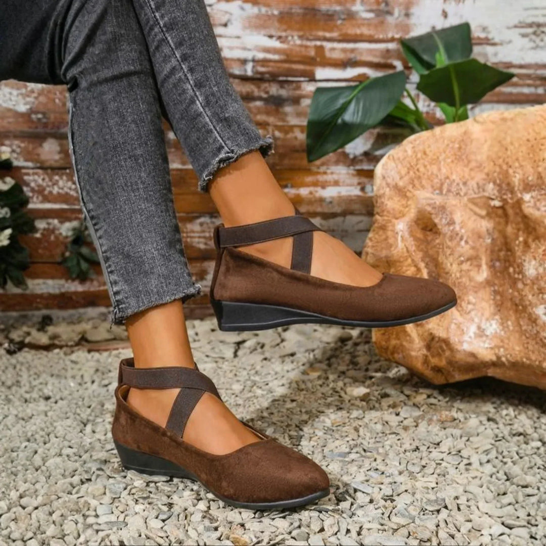 Wedge-heeled closed ballerinas